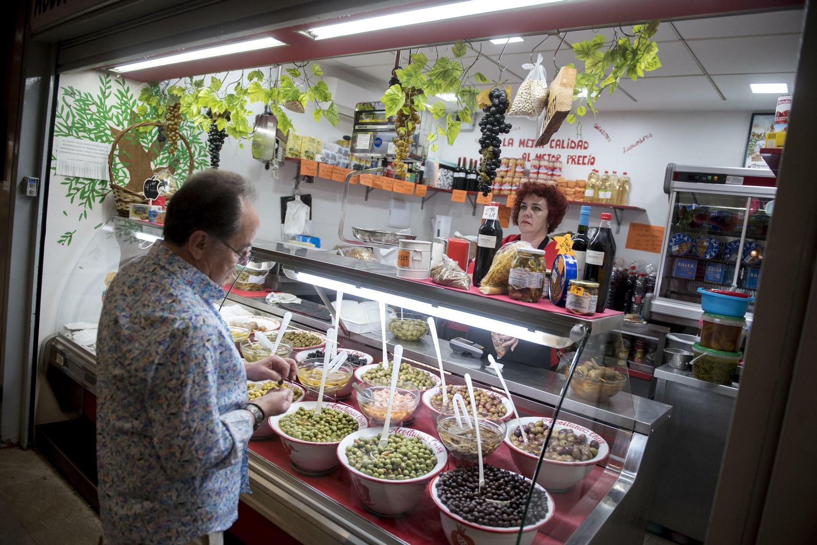 Cristina, en su puesto de aceitunas y encurtidos en el Merca80