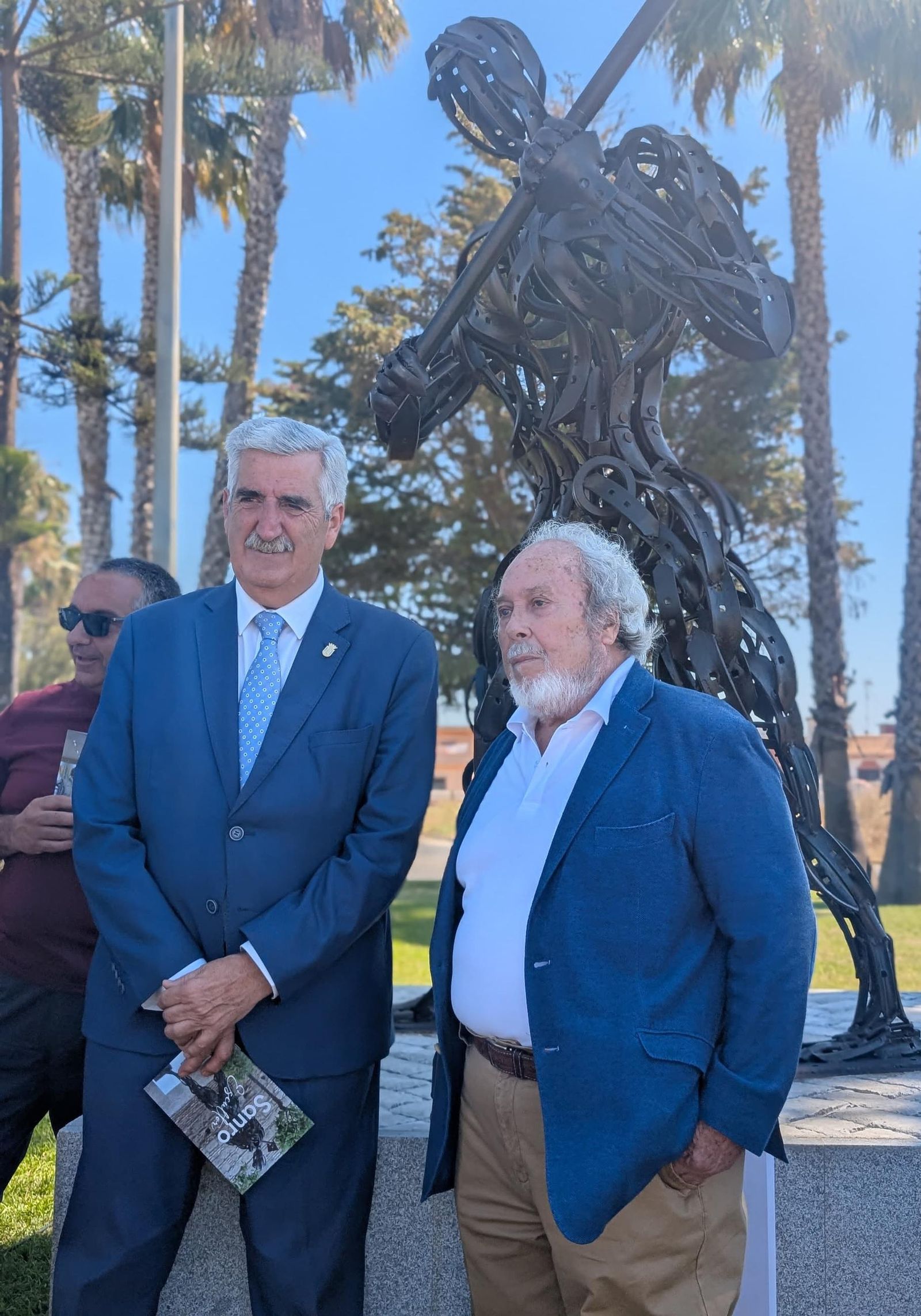 Luis Mario Aparcero y Sanro, junto a la escultura donada por el artista jerezano.