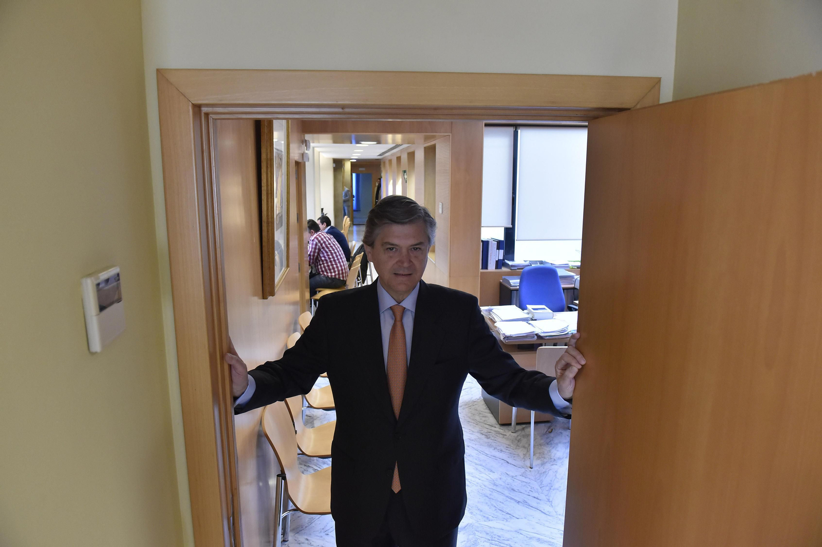 El decano del colegio notarial de Andalucía, José Luis Lledó, en su despacho notarial en Sevilla.