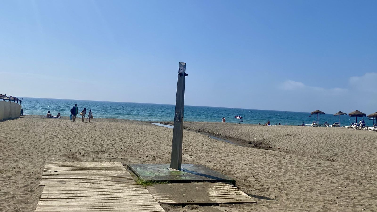 Una de las duchas de la playa de Los Álamos Una de las duchas de la playa de Los Álamos