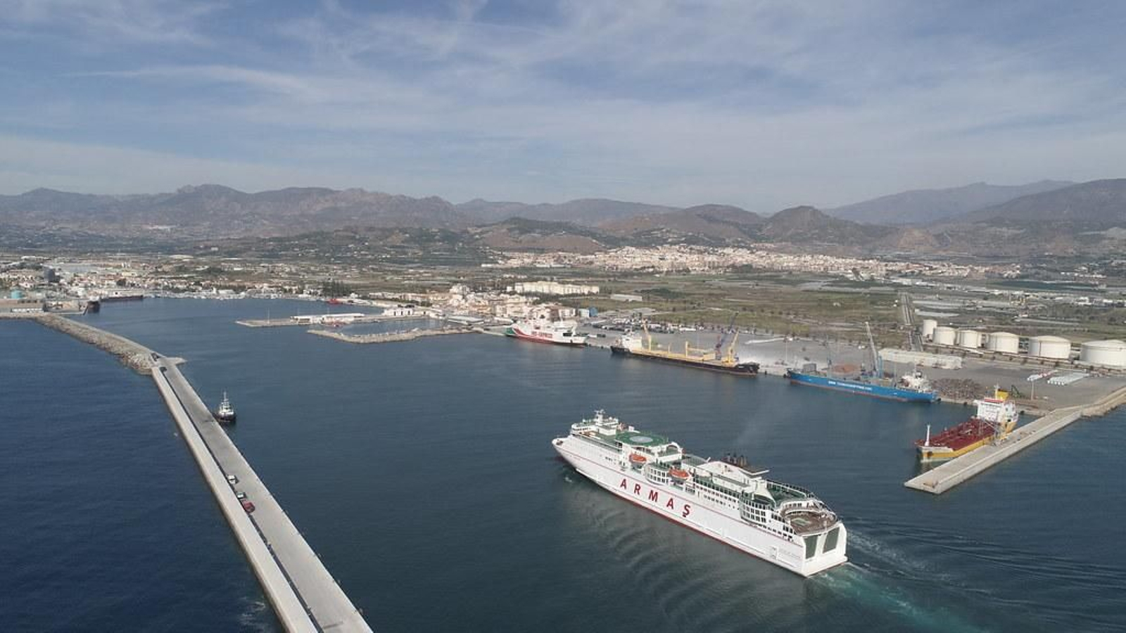 Un barco de pasajeros procedente de Melilla llega al Puerto de Motril