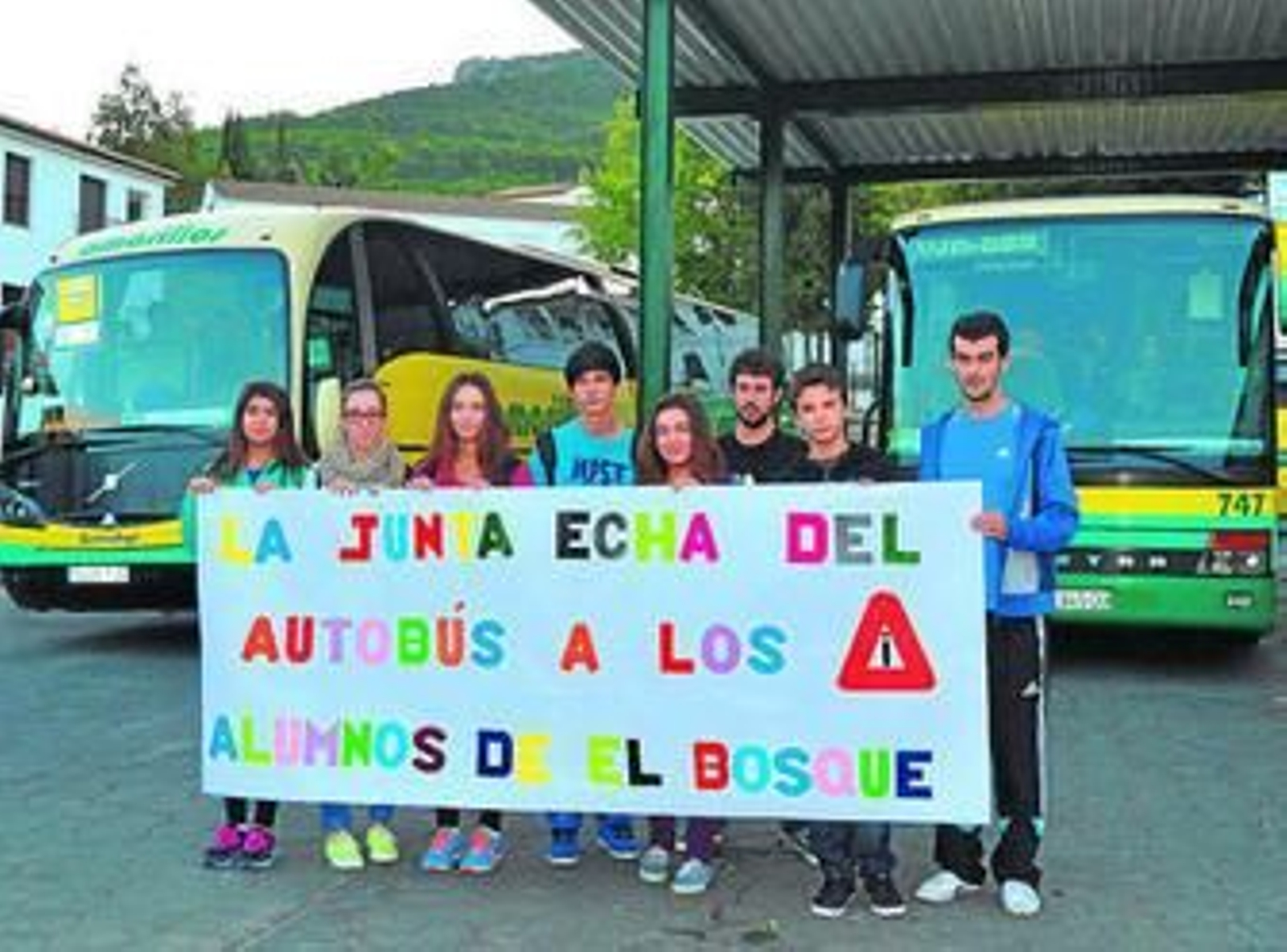 Los alumnos afectados protestando junto a la estación de autobuses de El Bosque.