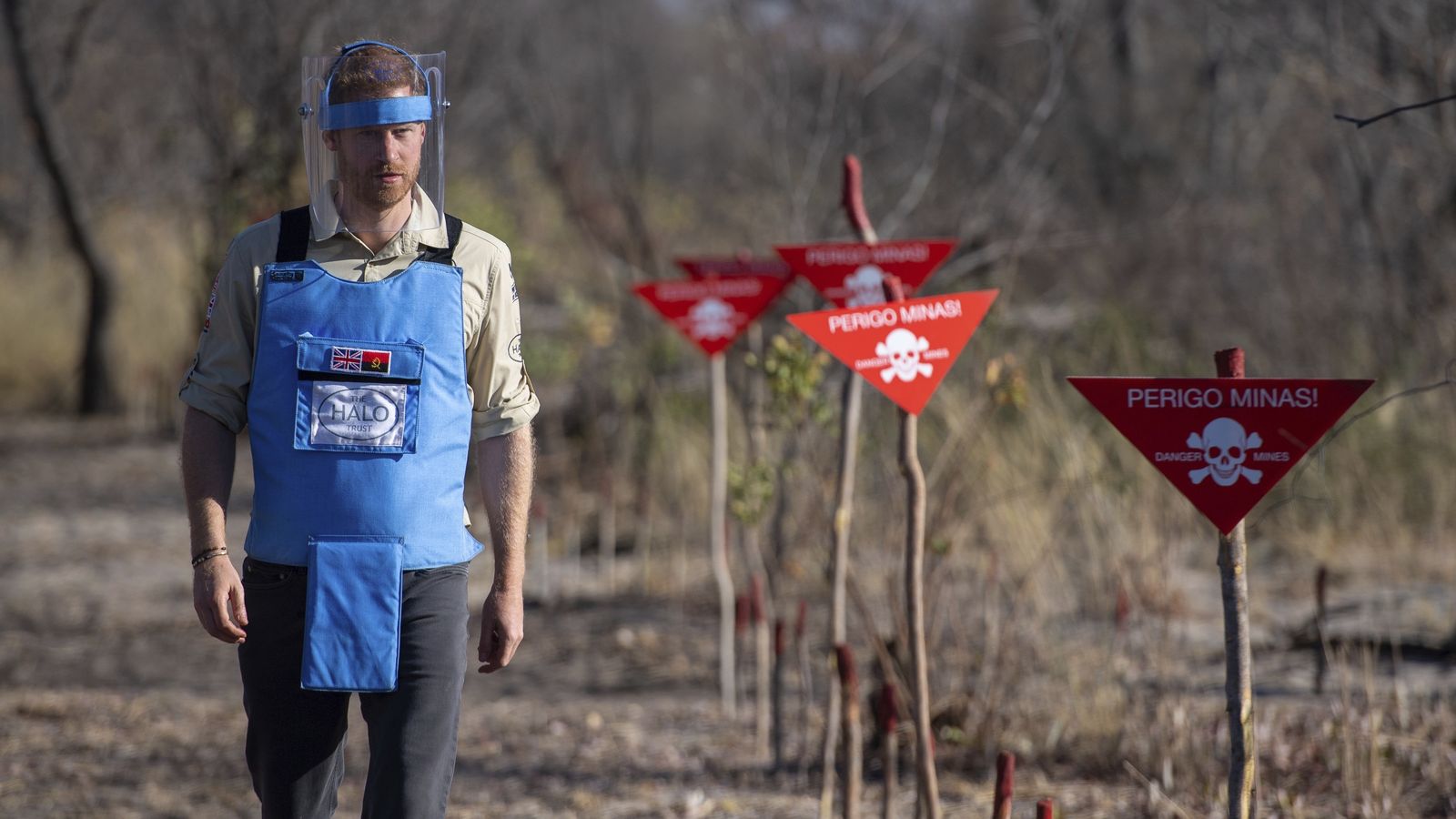 El príncipe Enrique, el viernes, en un campo de minas de Angola.