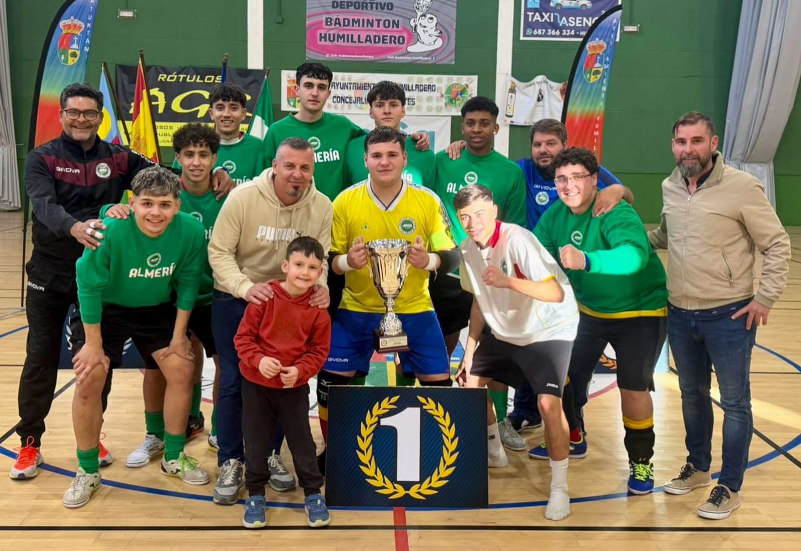 Los jugadores de la selección almeriense posan con el título conseguido en tierras malagueñas.