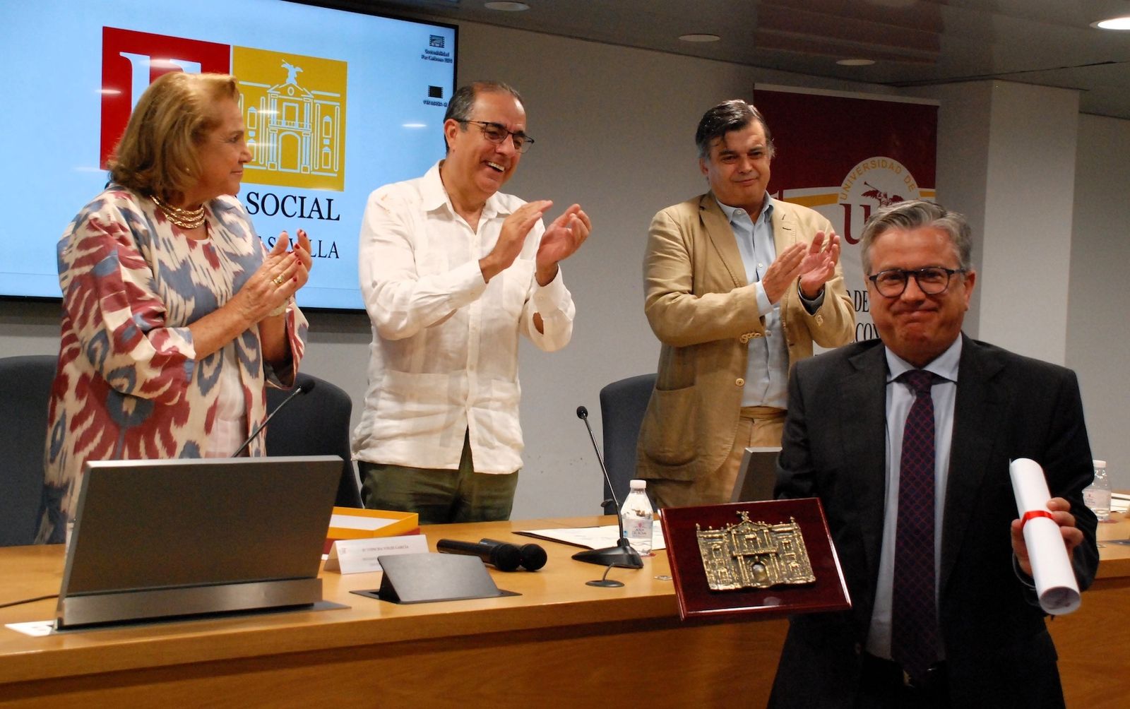 Santiago Alfonso, VP de Comunicación y Reputación Corporativa de Cosentino, recoge el premio.