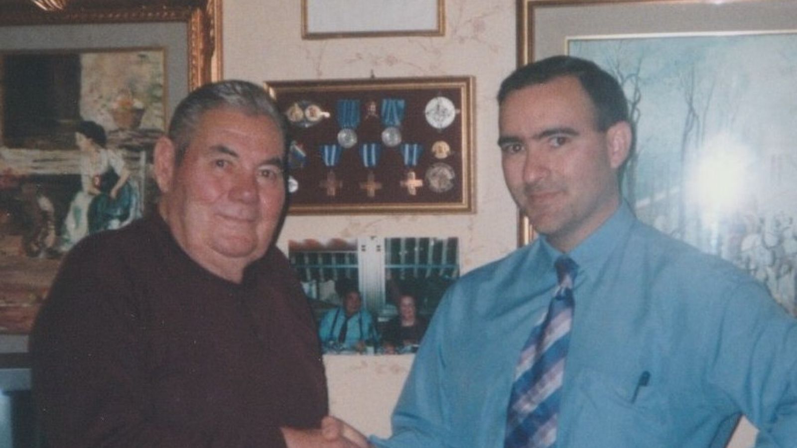 El autor con Vago Giari en su casa de Livorno. Con veintiún años, Giari fue uno de los primeros voluntarios del  Grupo Gamma y el único que ejecutó con éxito las dos operaciones de minado que se lanzaron desde “Villa  Carmela” en el verano de 1942.