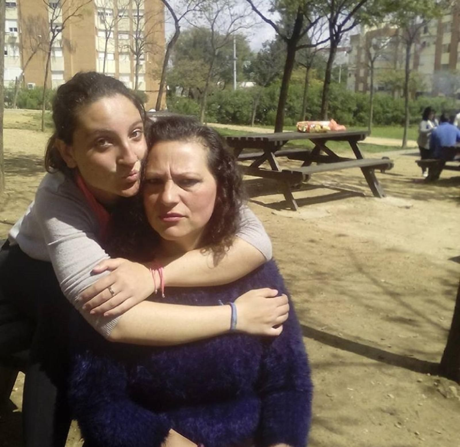 Loli abrazada por su hija Patricia.