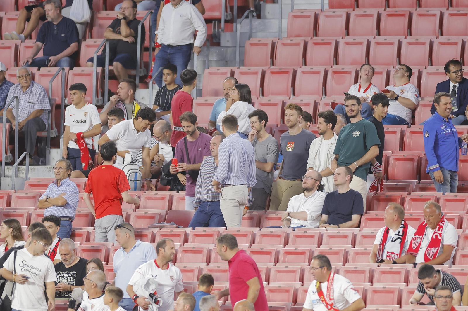 Búscate en las fotos del Sevilla-Lens