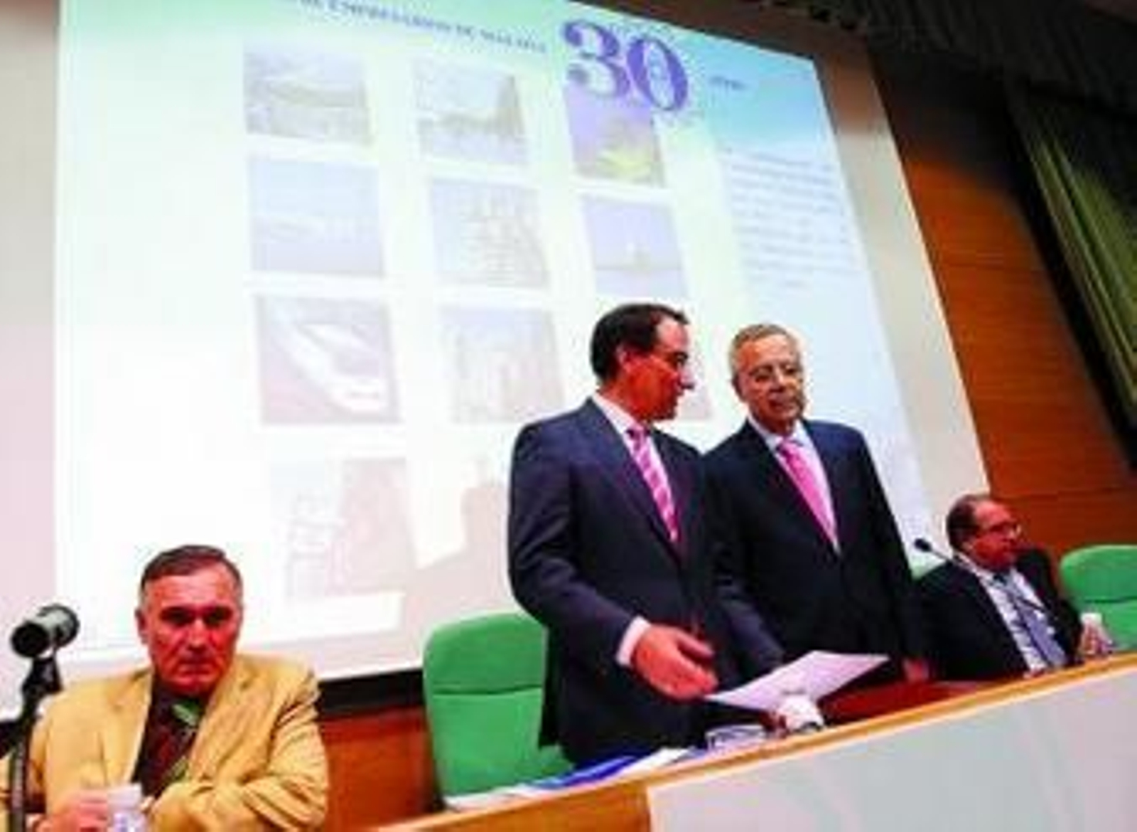 Javier González de Lara y Vicente García Martín, en la asamblea de la CEM.