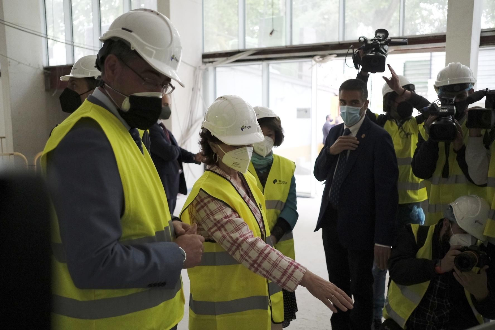 La visita de Carmen Calvo a las obras de la Biblioteca del Estado Grupo Cántico de Córdoba, en imágenes