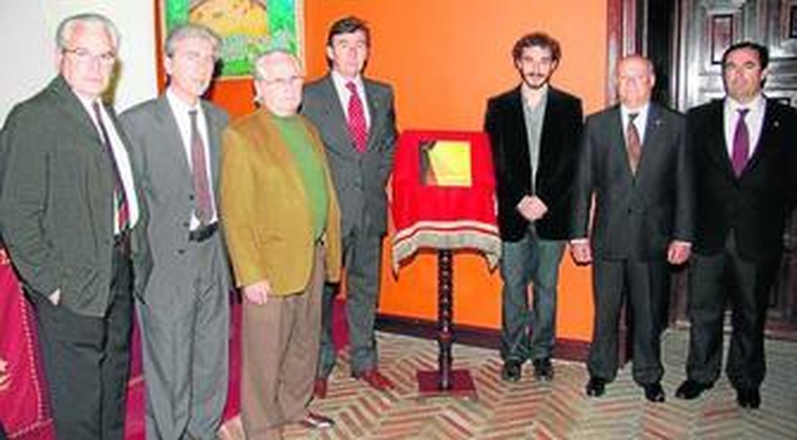 Personalidades en el acto de presentación de la nueva publicación de fotografía 'Cruzando la raya', obra de David Jiménez.