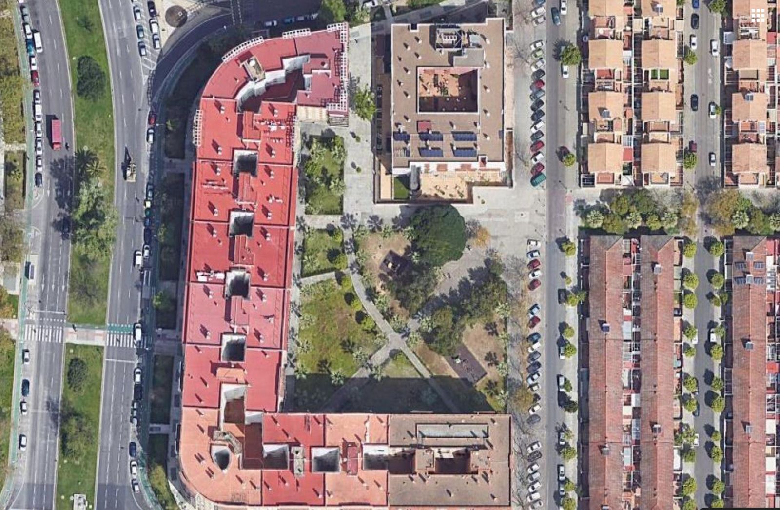 Vista aérea de la Plaza del Hangar, ubicada en Sevilla Este.