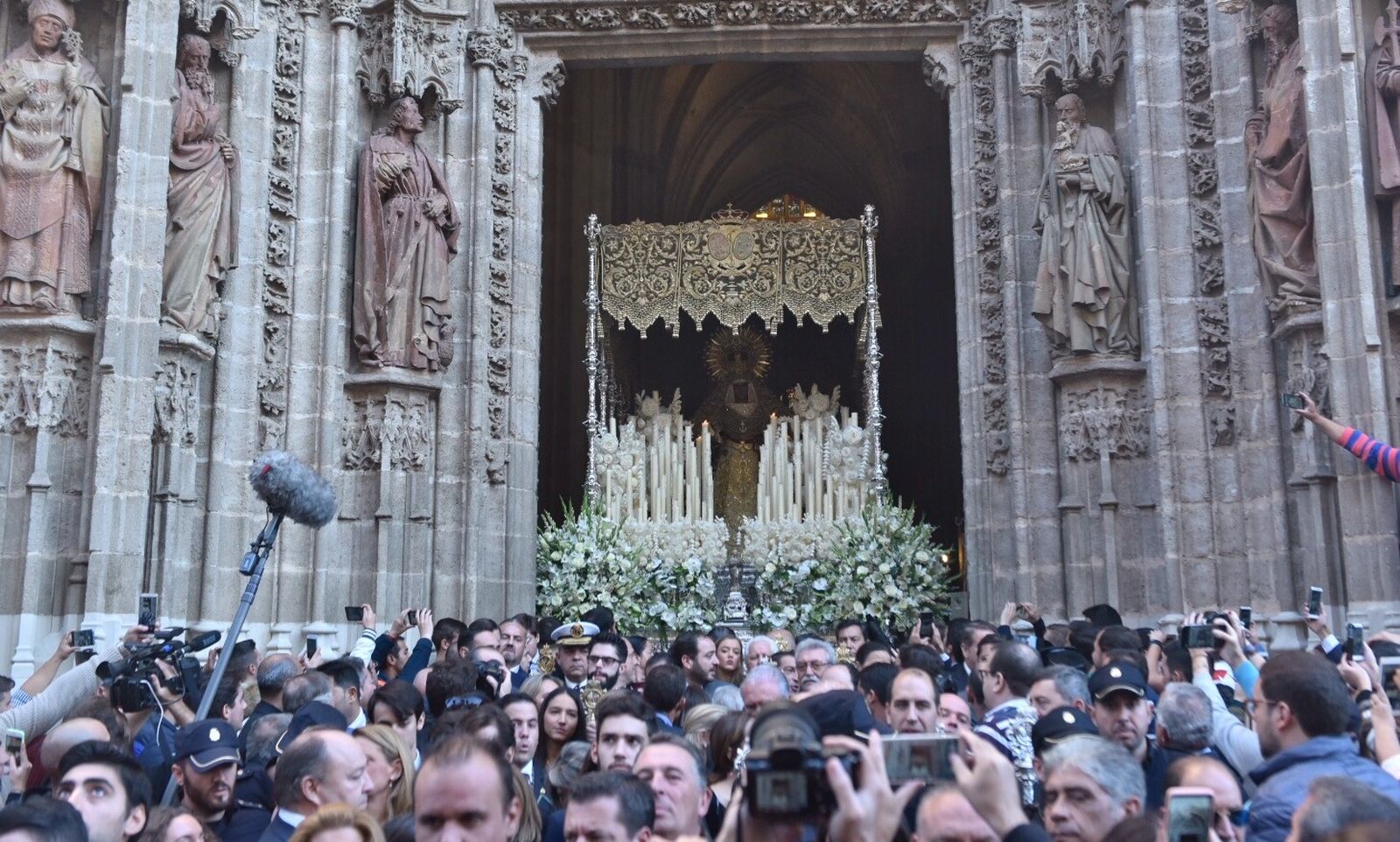 El regreso de la Esperanza de Triana, en imágenes