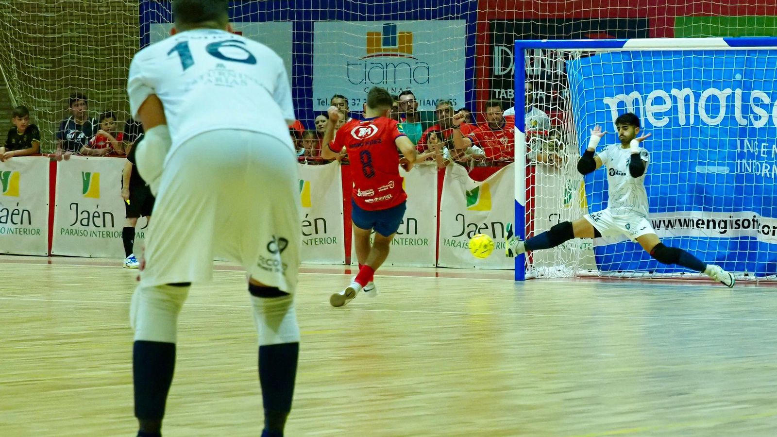 Antonio Quesada intercepta el último penalti de Manu.