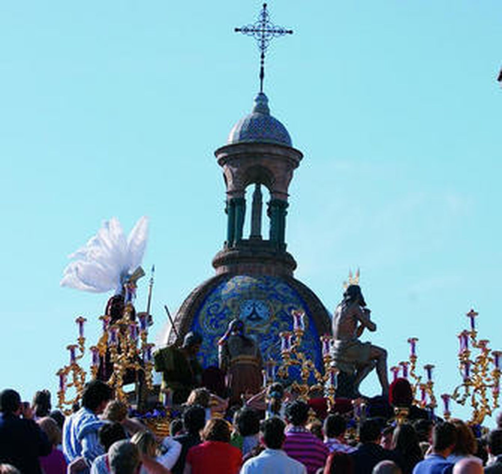 El paso del misterio, a la altura de la capillita del Carmen, se dirige a Sevilla.
