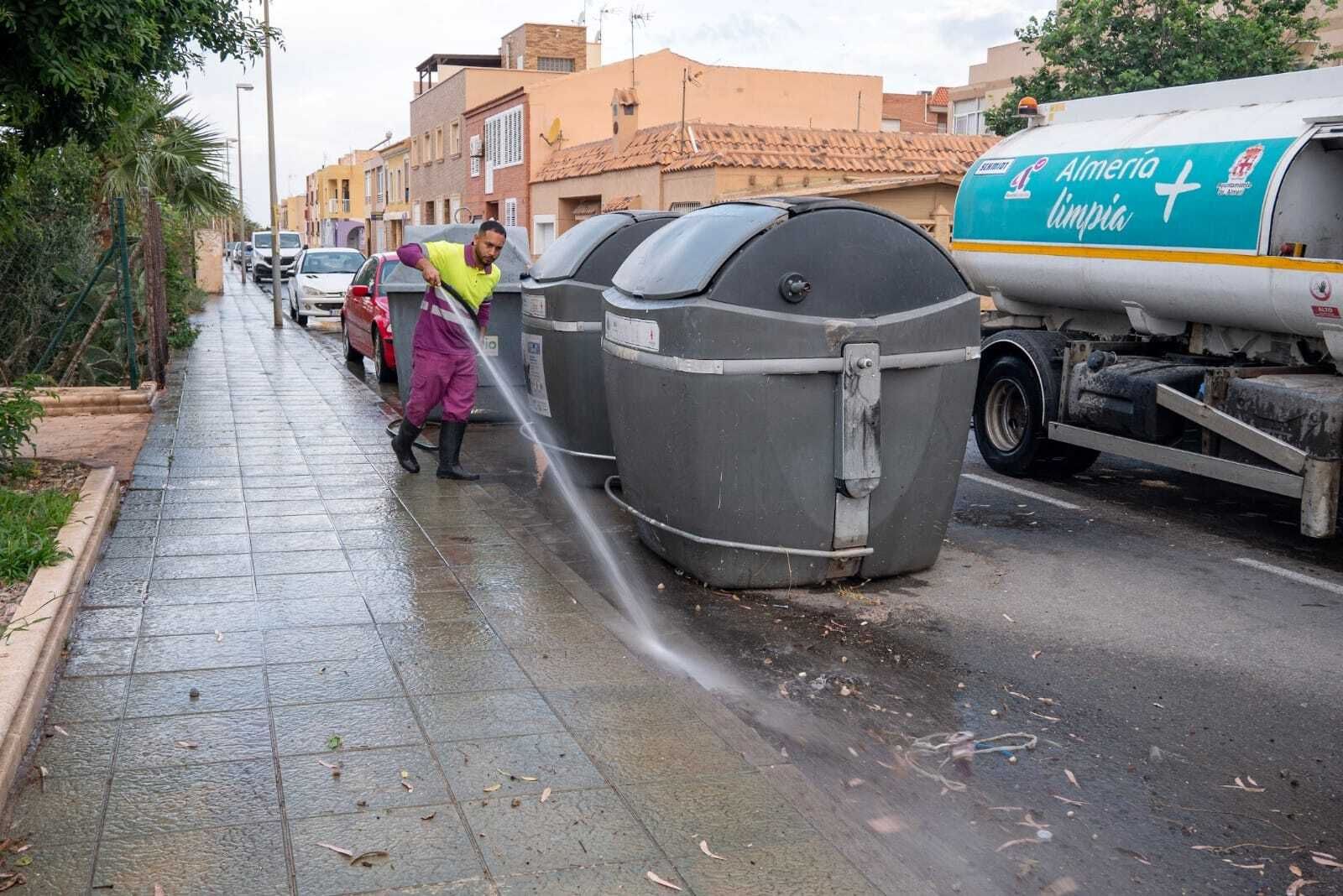 Baldeo en el entorno de los contenedores de Retamar