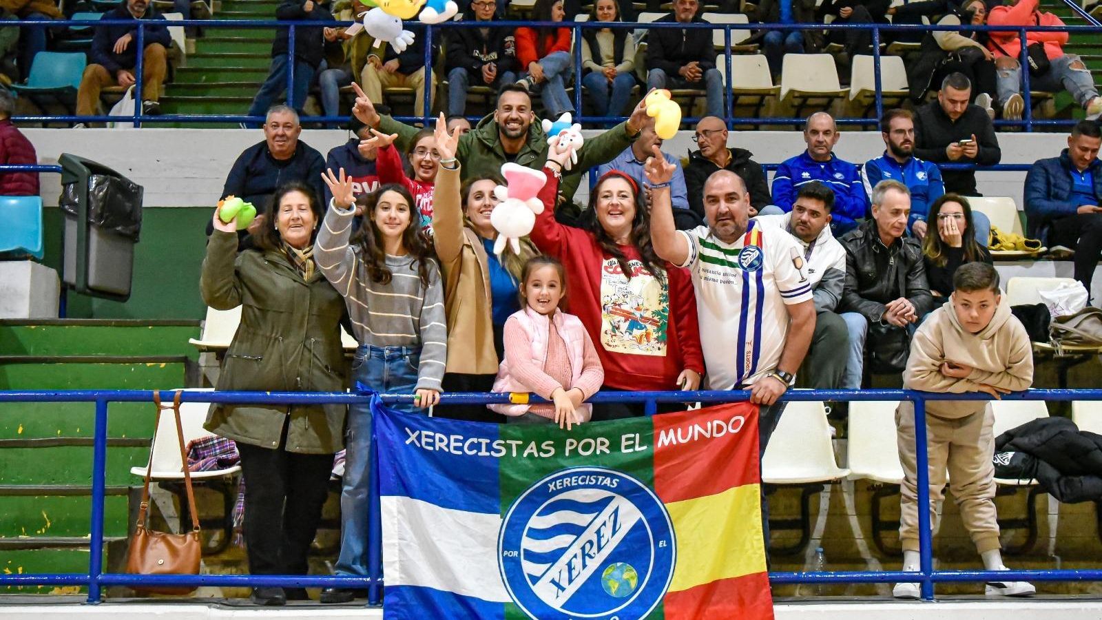 Los aficionados que asistieron al partido lanzaron peluches a la cancha para la Cabalgata de Reyes.