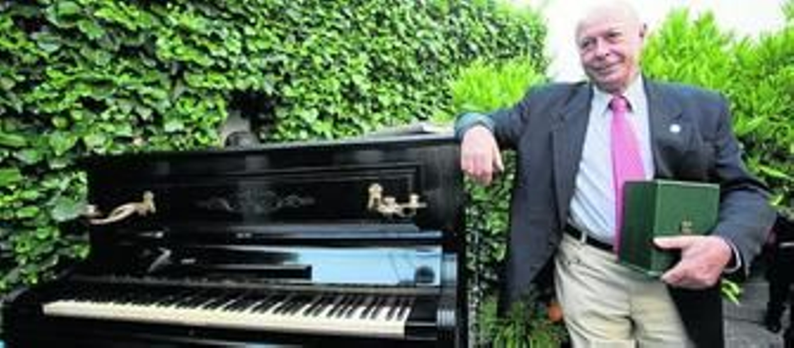 Antonio Carvajal, con el piano restautado de Lorca y su Pozo de Plata.