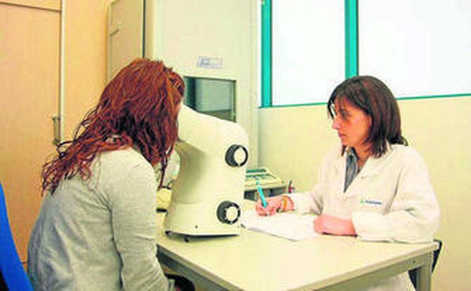 María del Mar realiza el reconocimiento médico a una trabajadora.