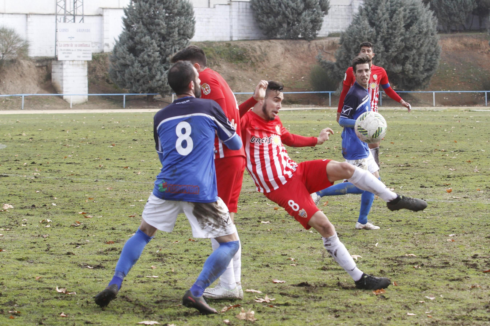 Miguel Jiménez trata de presionar a un rival.