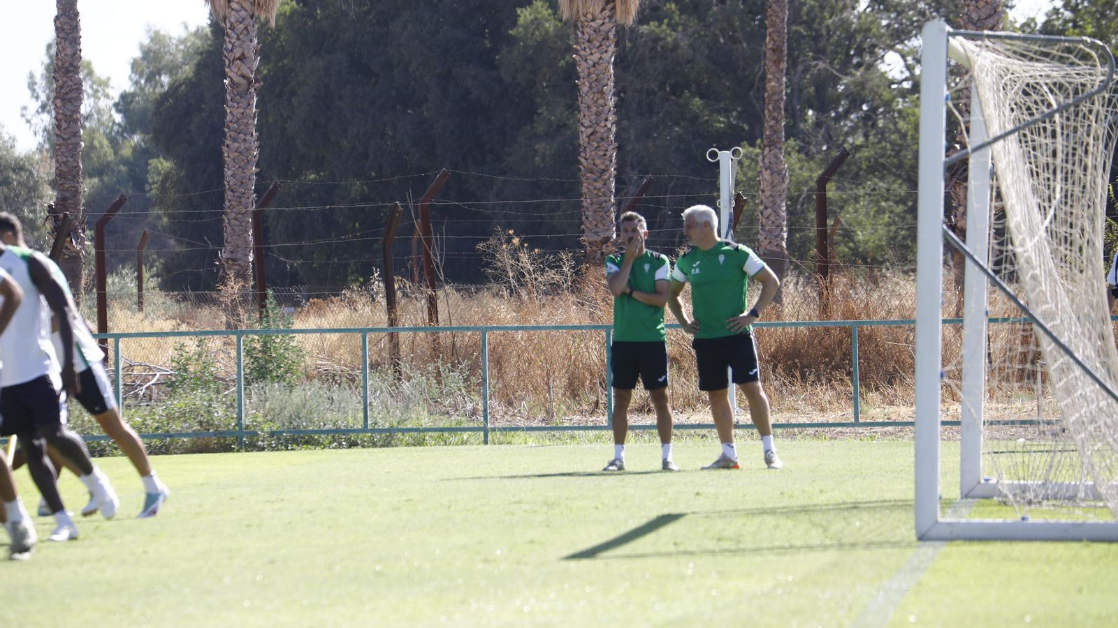 Ania dialoga con César Negredo durante un entrenamiento.