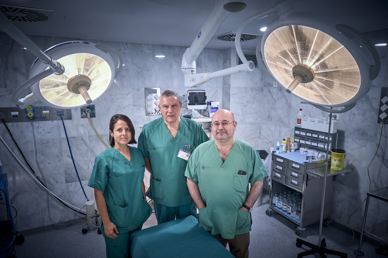 María José Jiménez, Ignacio Ortiz y Luis Miguel Mora, en uno de los quirófanos del hospital de San Rafael.