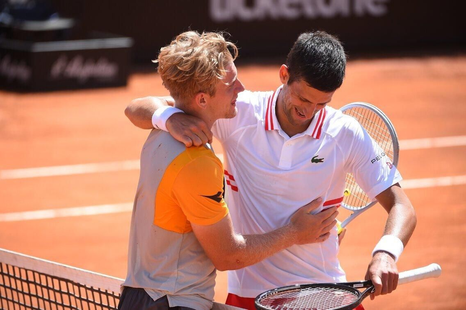 Davidovich y Djokovic se abrazan.