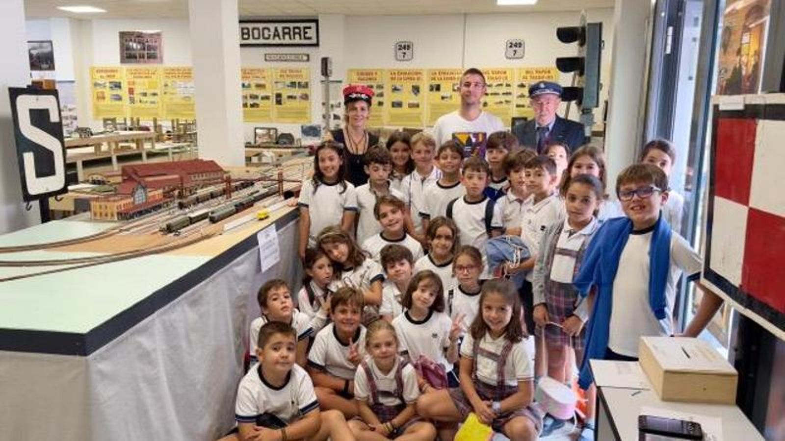 Foto de grupo del colegio Compañía de María en su visita al Tren Educativo.