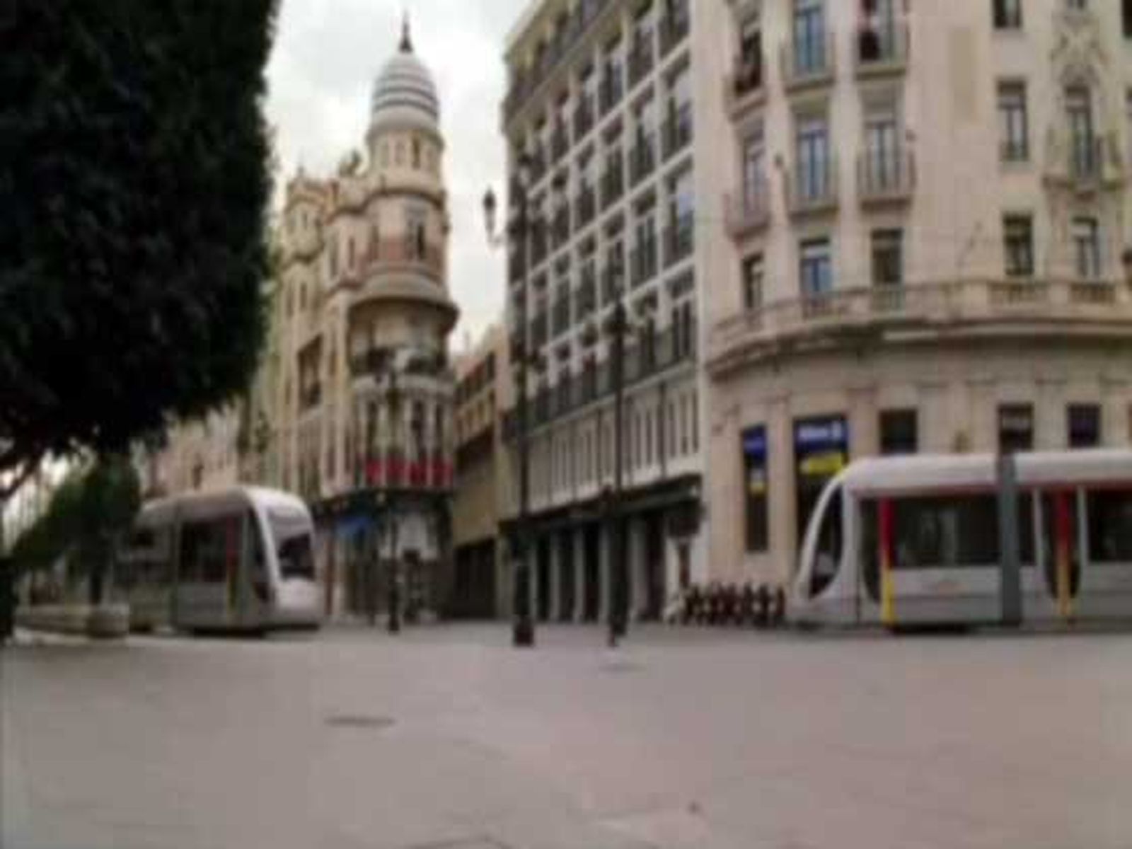 El nuevo tranvía de Sevilla, en la avenida de la Constitución.