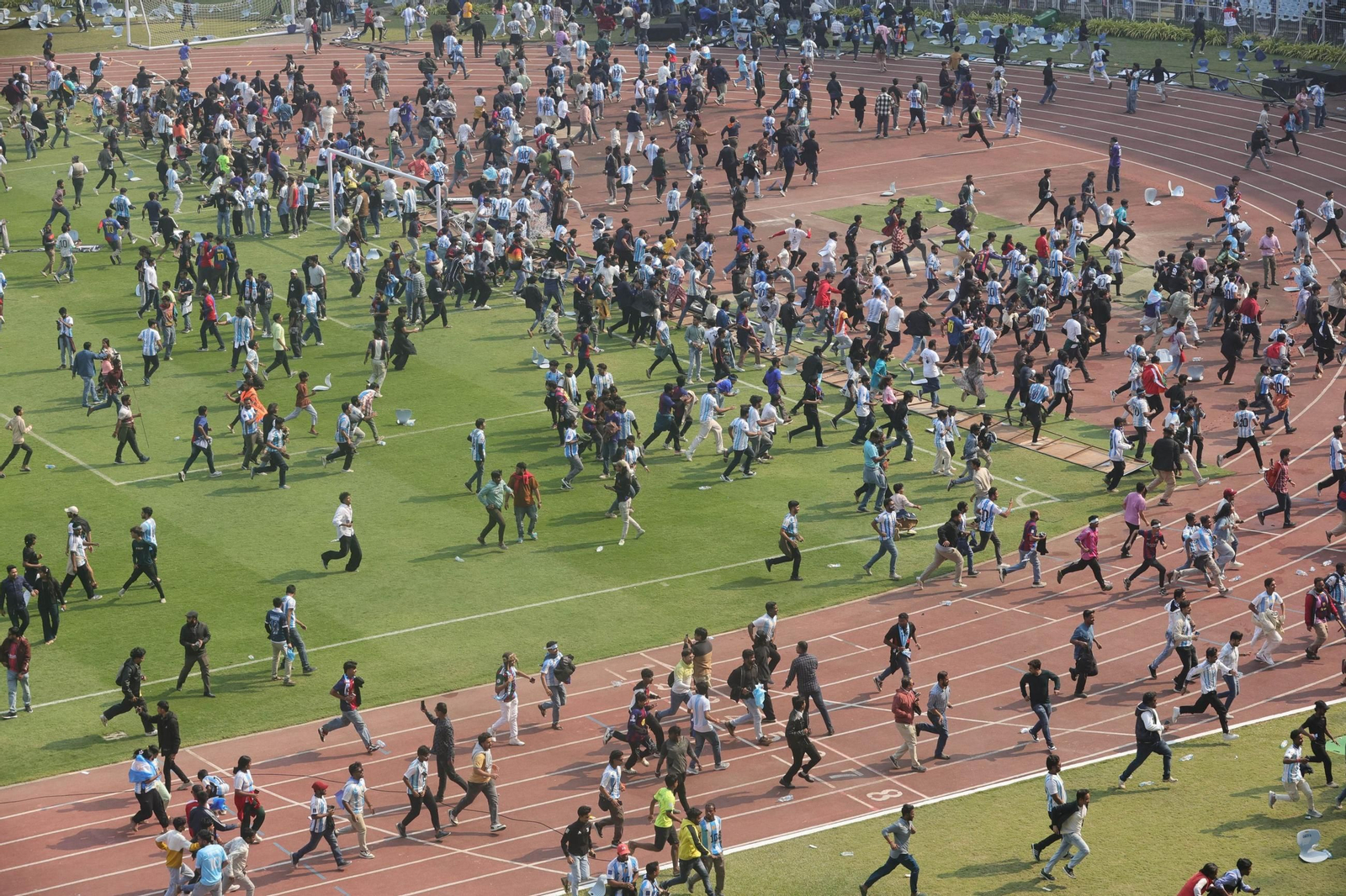 Aficioandos con camisetas argentinas saltando al campo tras la breve aparición de Leo Messi en Calcuta.
