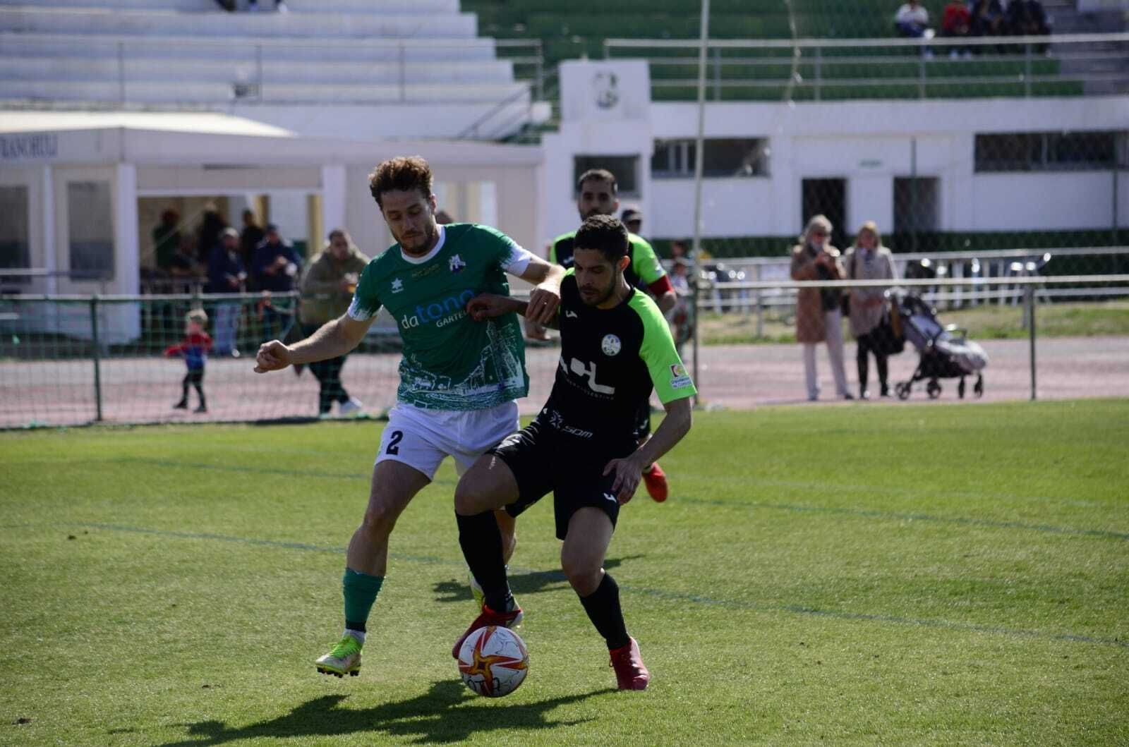 Carlos García lucha un balón con Ezequiel Sánchez, del Rota.