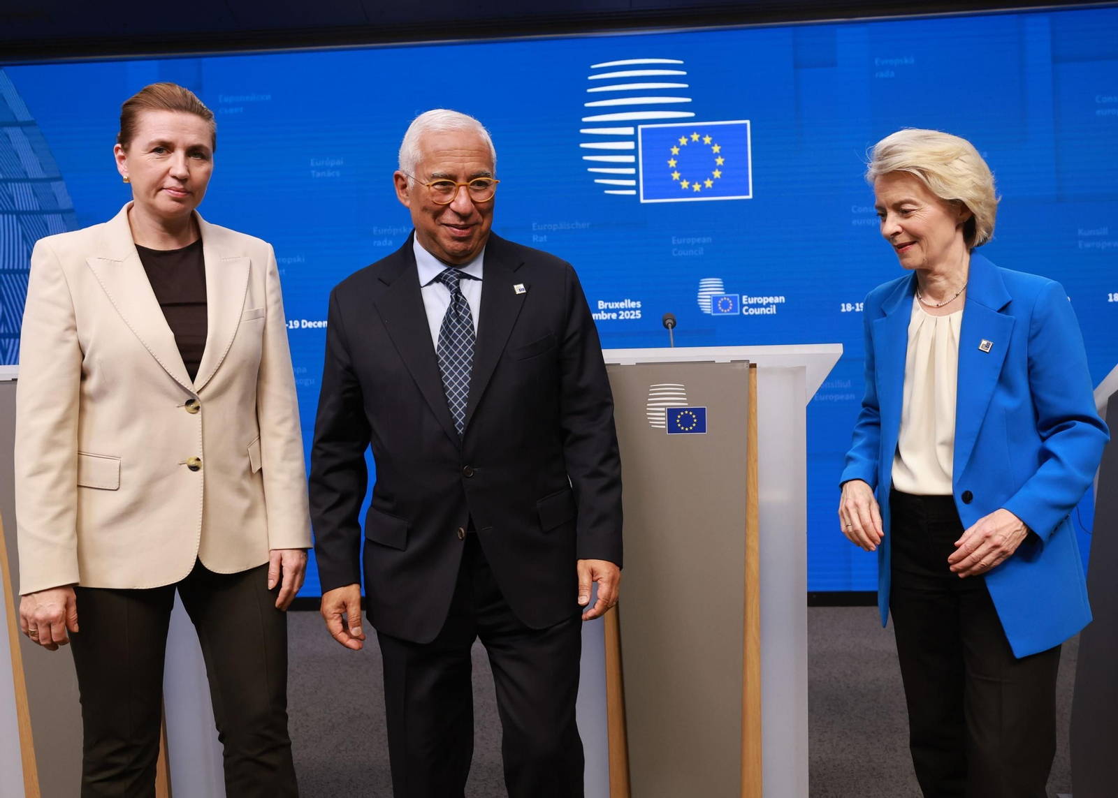 La primera ministra danesa, Mette Frederiksen (L); el preisdente del Consejo Europea, António Costa, y la presidenta de la Comisión Europea, Ursula von der Leyen, tras finalizar la cumbre en Bruselas.