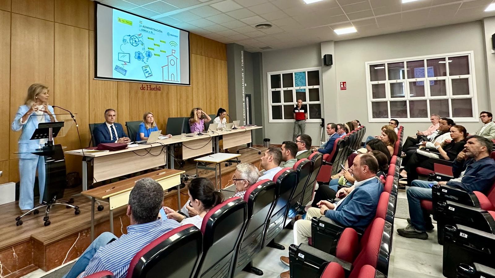 Reunión entre la subdelegada y representantes de los municipios en la Universidad de Huelva.