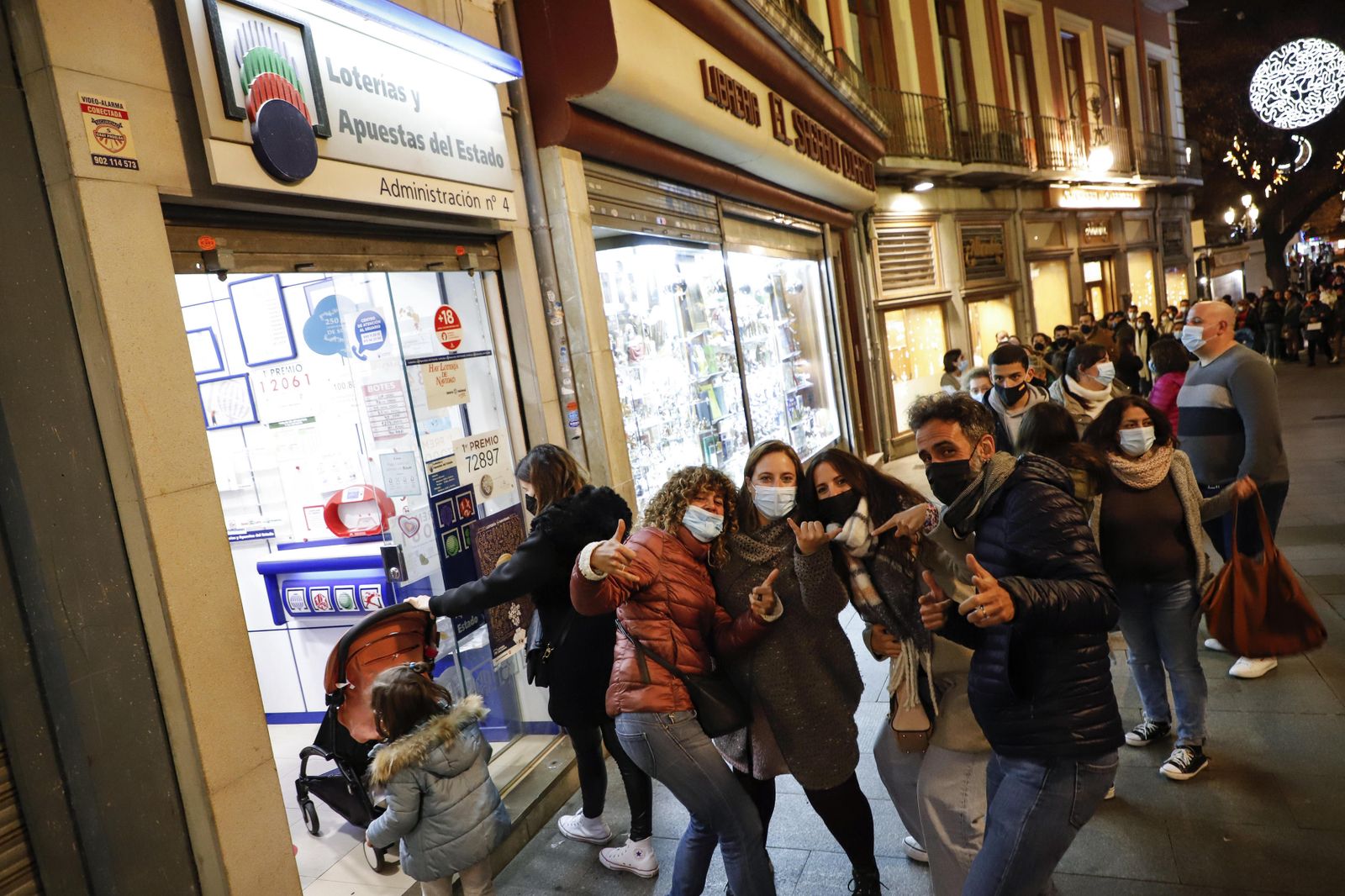 Lotería de Navidad en Granada: Colas y mucha ilusión para comprar el décimo de última hora
