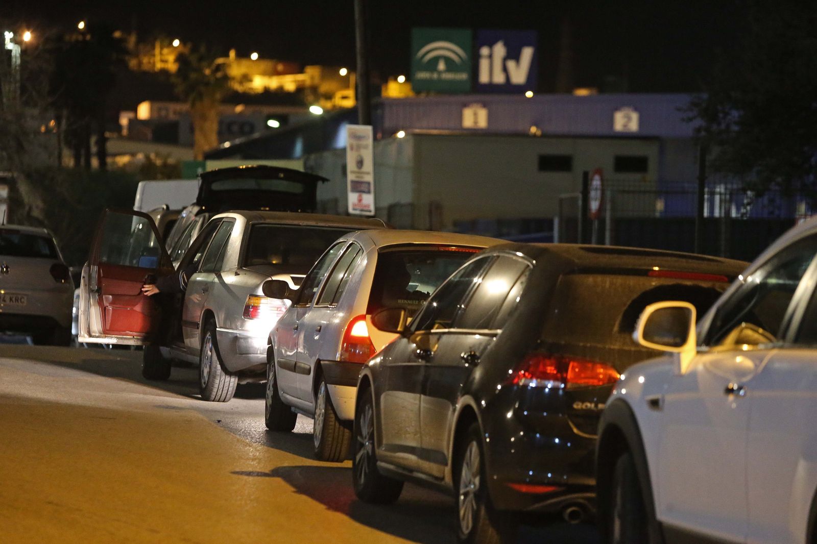 Cola de coches para pasar la ITV en Algeciras.