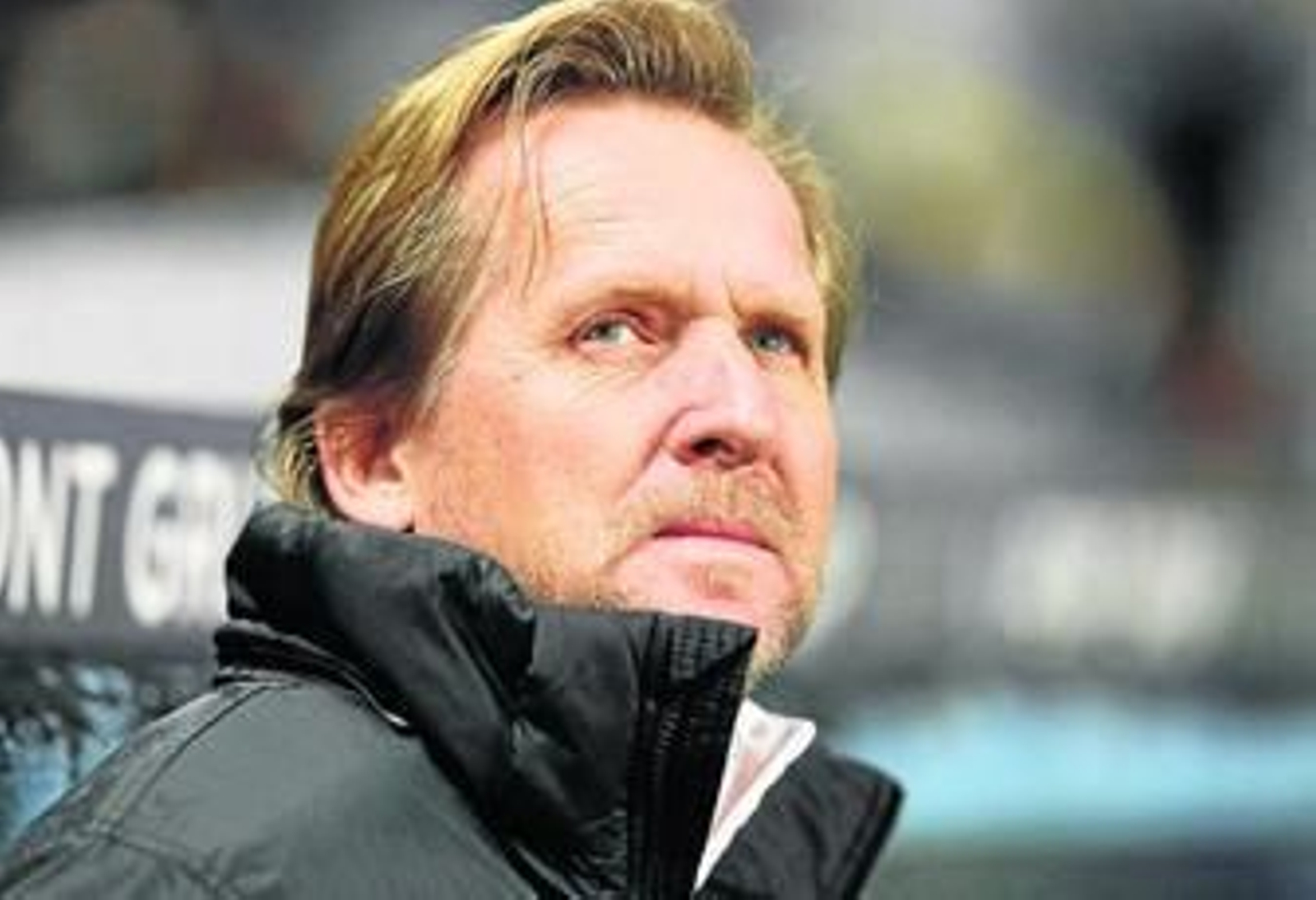 Schuster observa el marcador en un lance del partido de ayer.