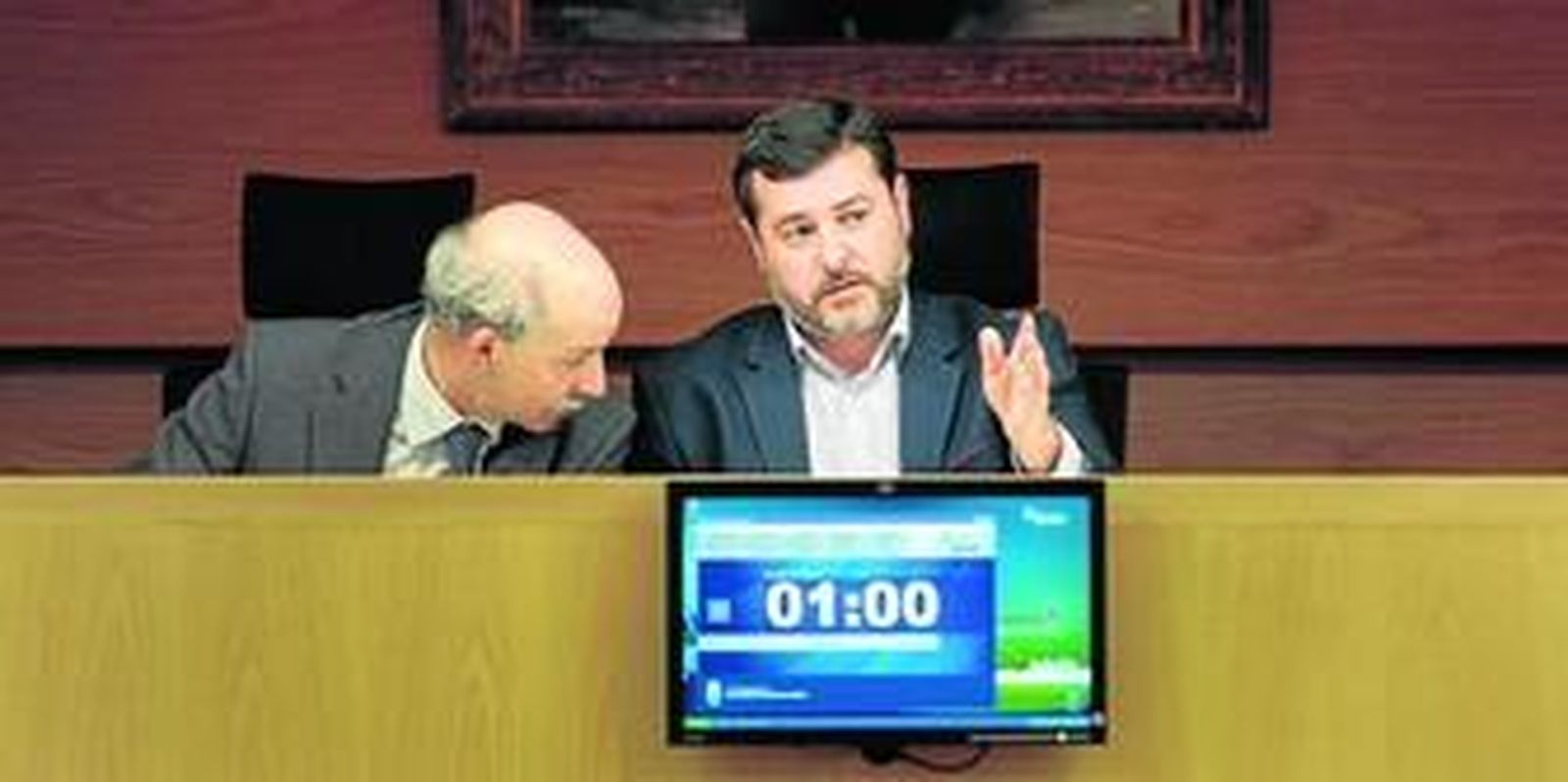 El alcalde de El Puerto, Alfonso Candón, junto al secretario general del Ayuntamiento durante el pleno ordinario celebrado en la mañana de ayer.