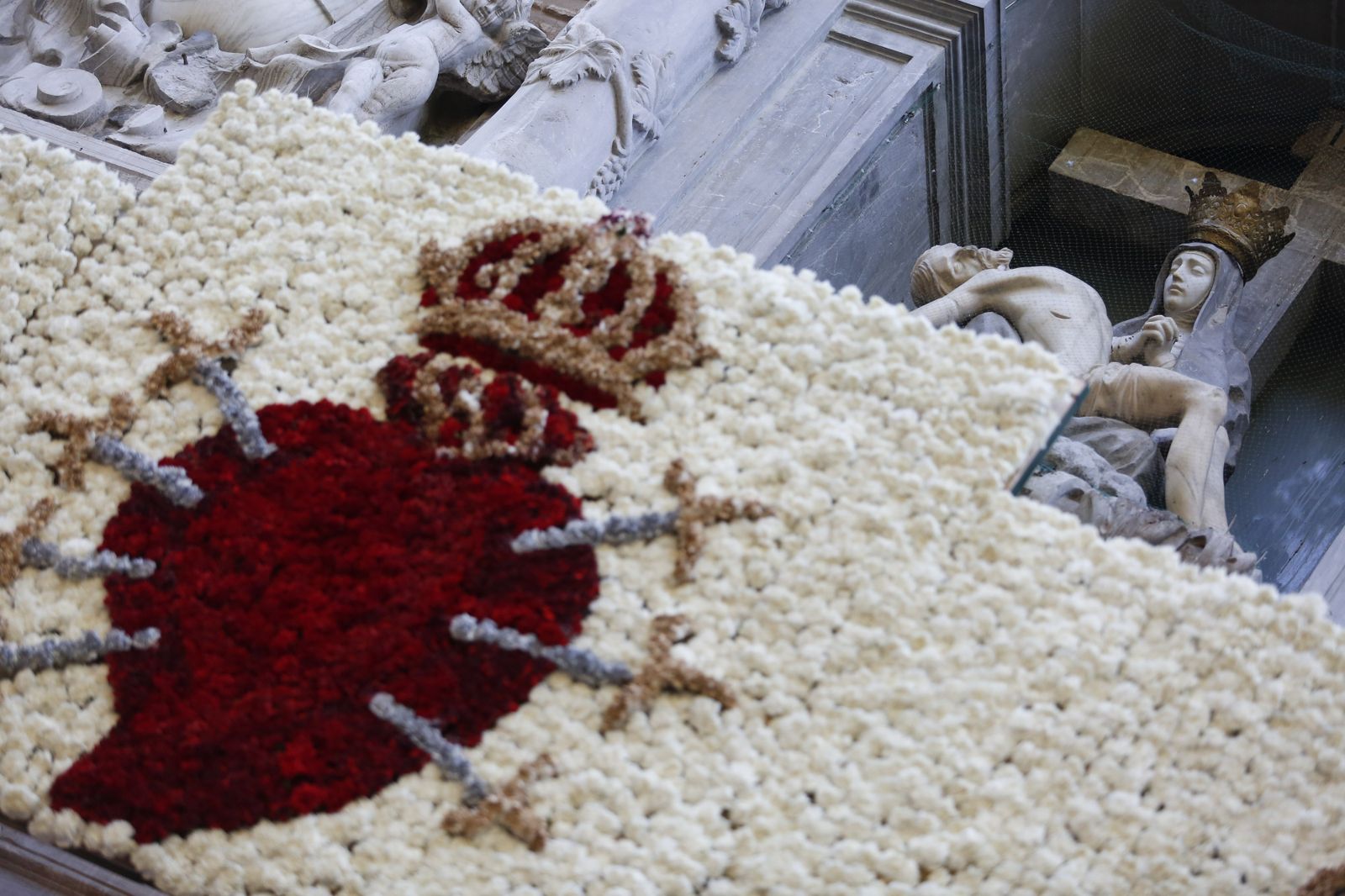 La ofrenda floral a la Virgen de las Angustias se transforma en ofrenda digital solidaria