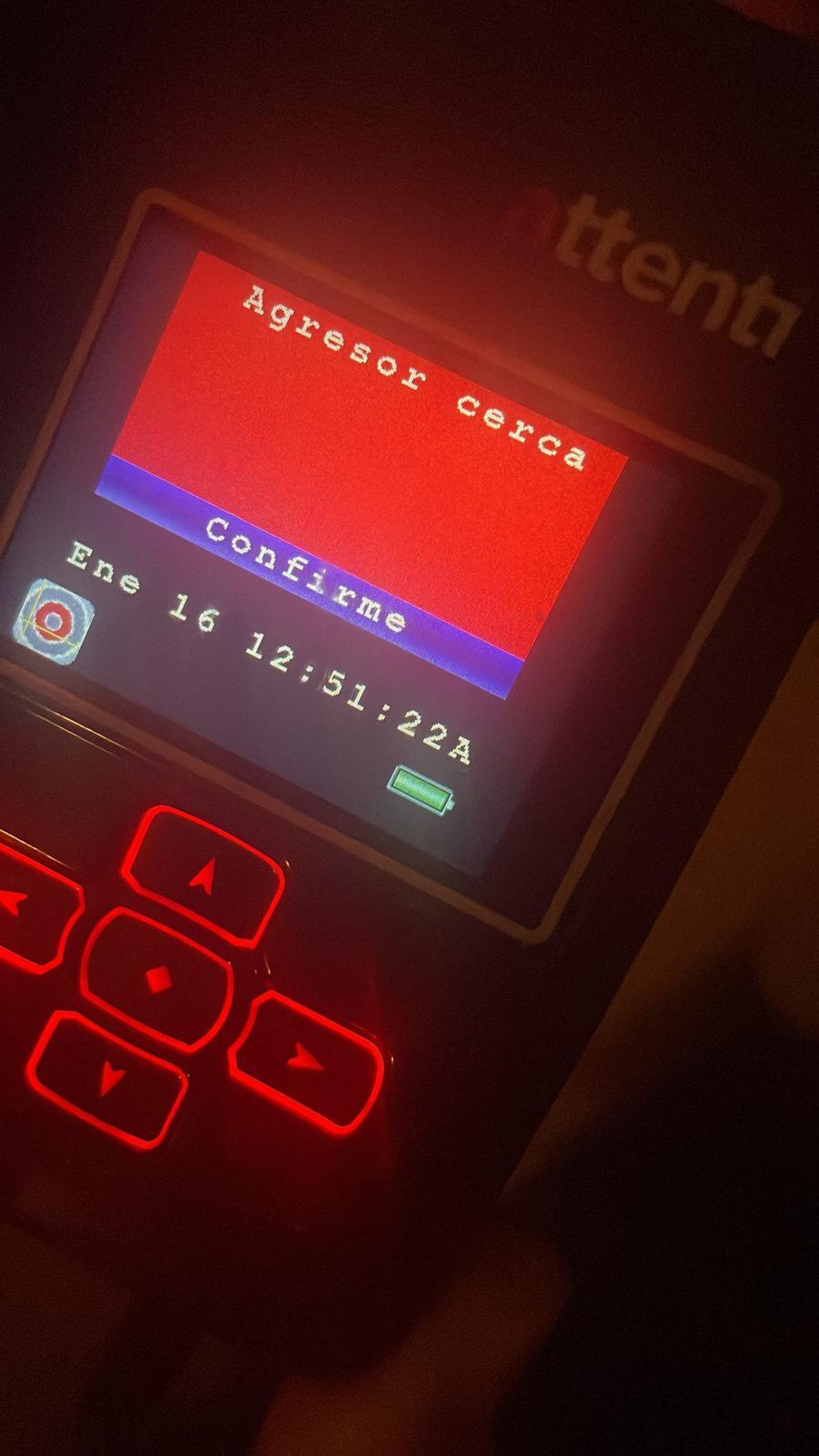 El dispositivo de una de sus víctimas, alertando de su presencia cerca.