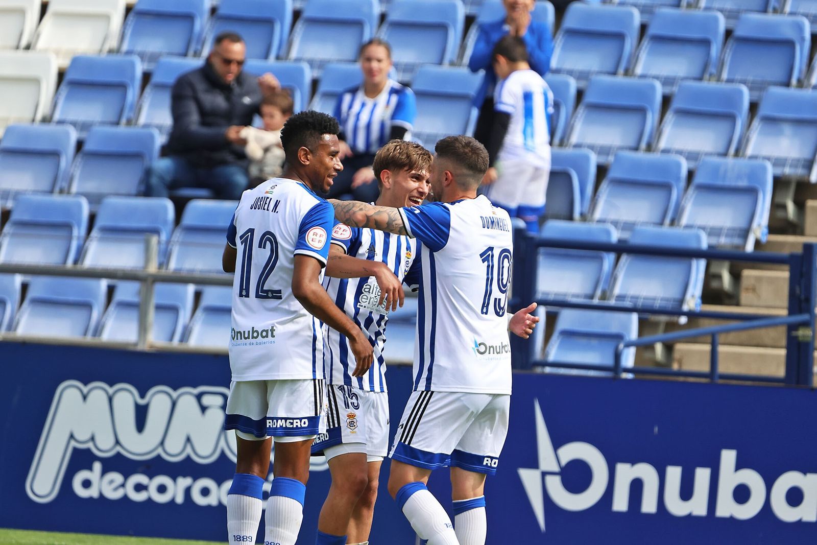 De la Rosa, Domínguez y Josiel celebran el tanto del onubense este domingo frente a la AD Ceuta.