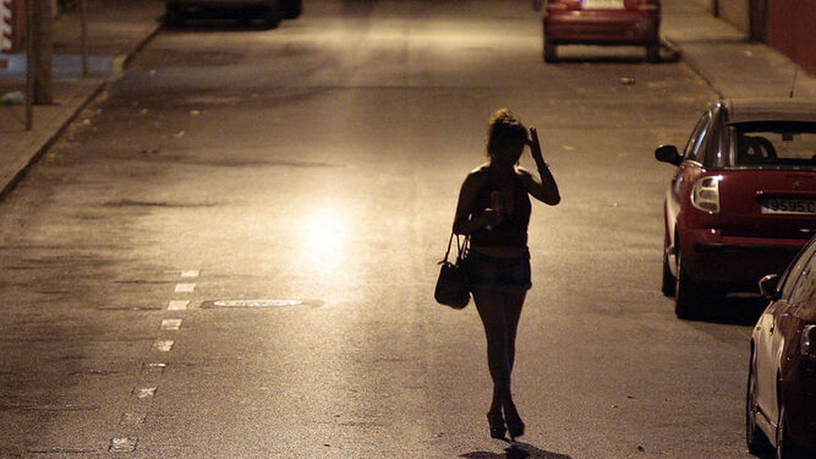 Una prostituta, caminando por una calle desierta.