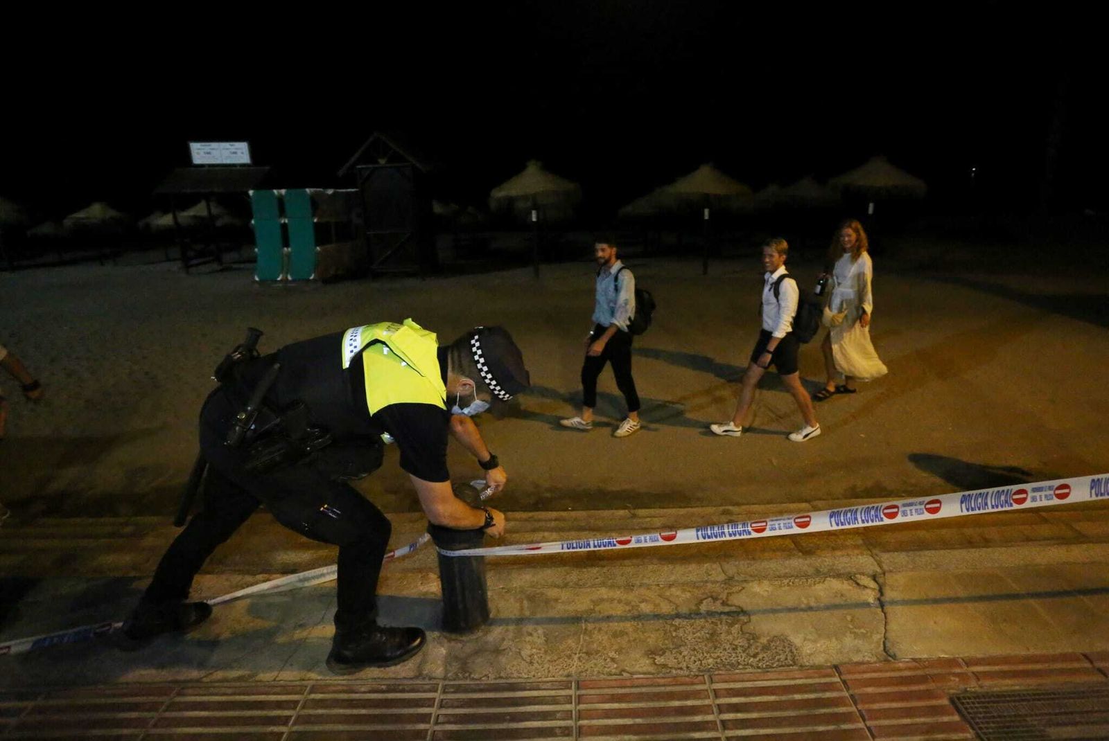 Fotos: Primera noche de cierre de playas en Málaga