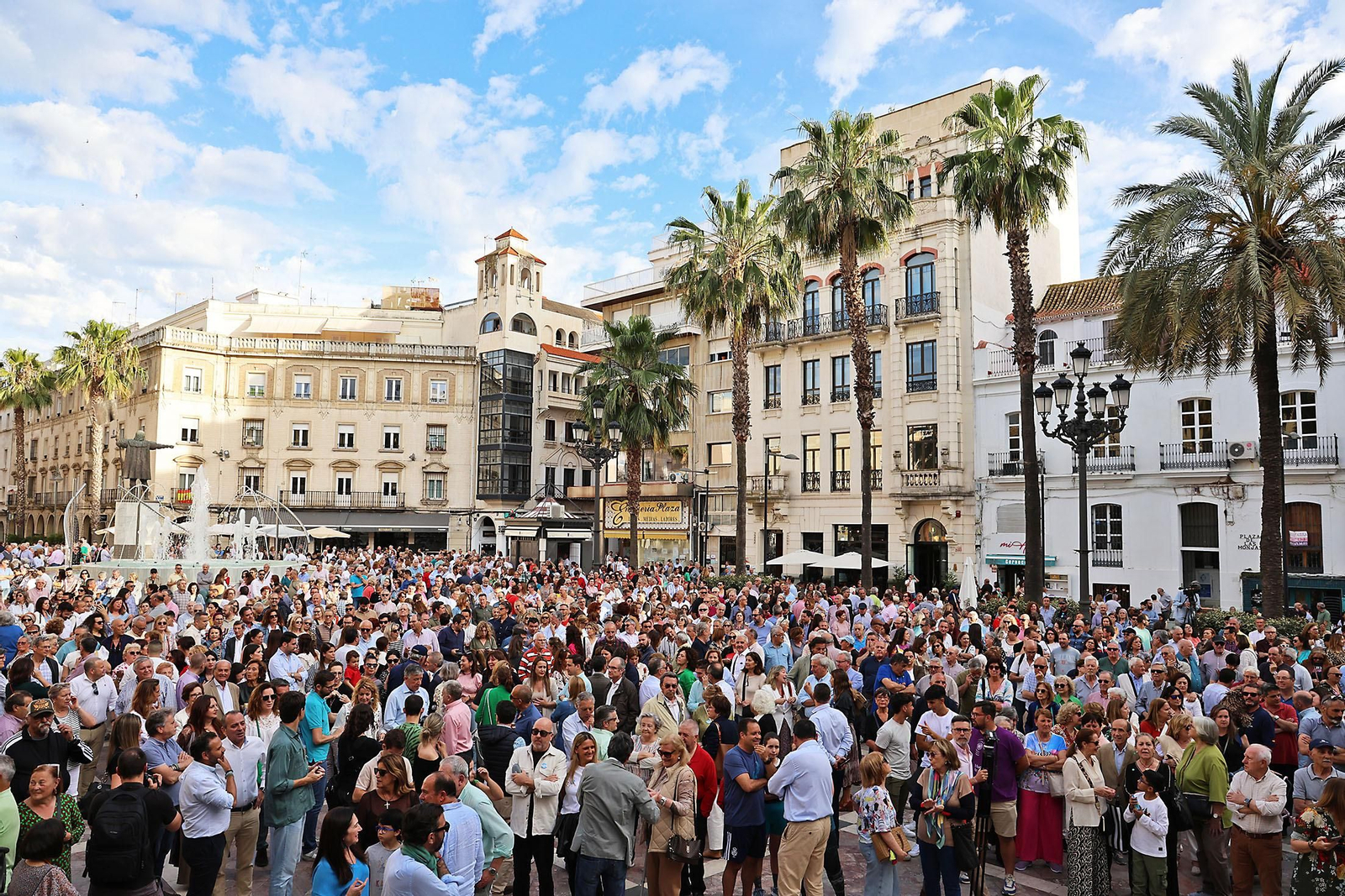 Imágenes de la concentración por las infraestructuras para Huelva