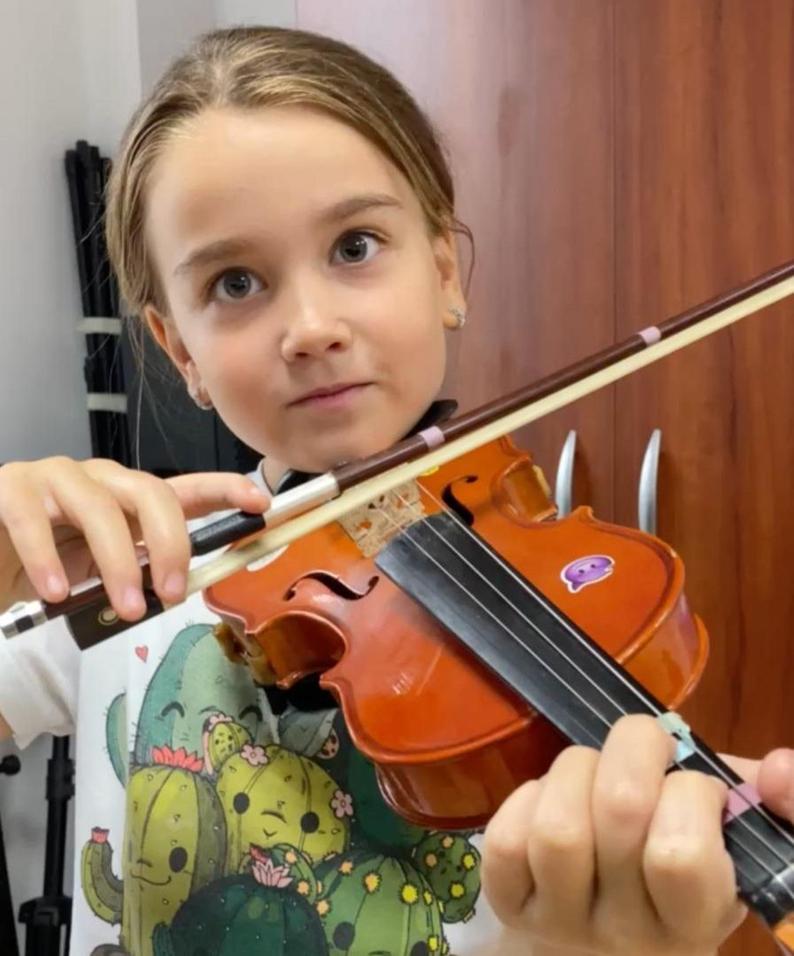 Una alumna practica con su violín.