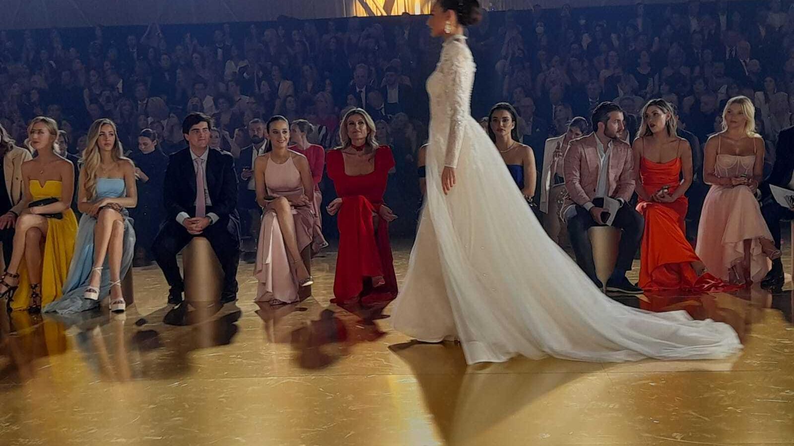 Victoria  (cuarta por la i.), junto a su novio, admirando las nuevas propuestas de Pronovias.