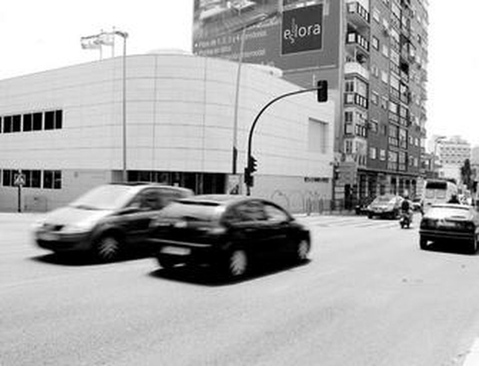 A escasos metros de este cruce de carretera de Ronda se encuentra el conjunto de bloques.