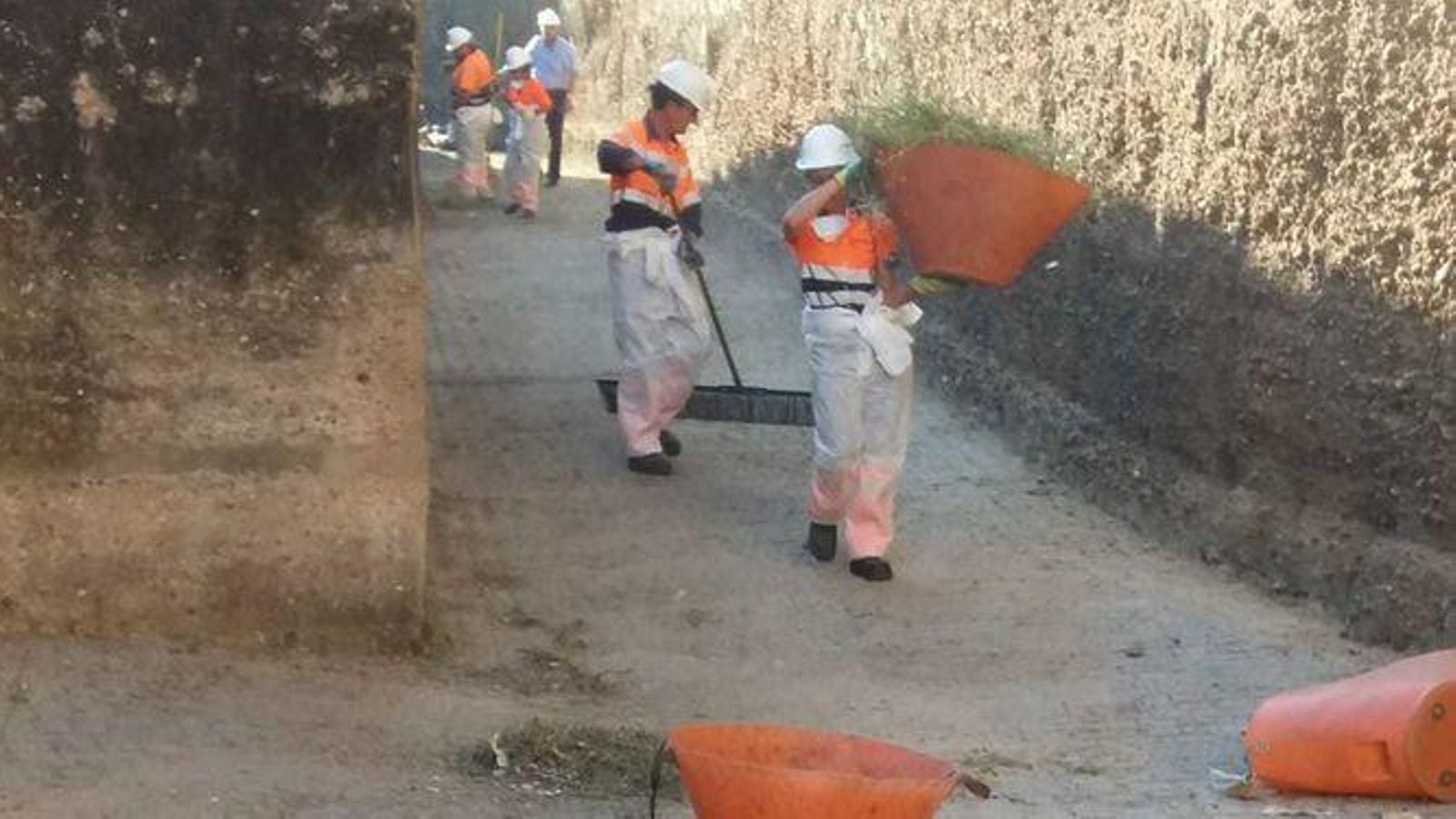 Operarios de Lipasam limpiando la muralla en julio.