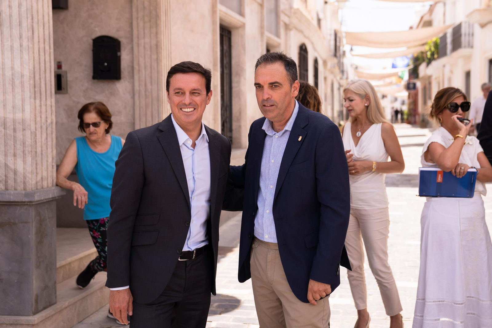 Javier A. García, presidente de Diputación, y Pedro Ridao, alcalde de Antas, uno de los municipios beneficiarios.