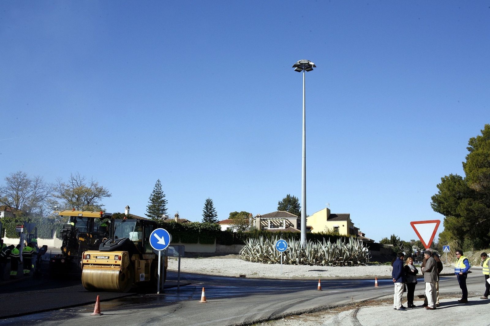 Imagen del inicio de las obras ayer en la A-2004, con la alcaldesa y el delegado de Fomento a la derecha.