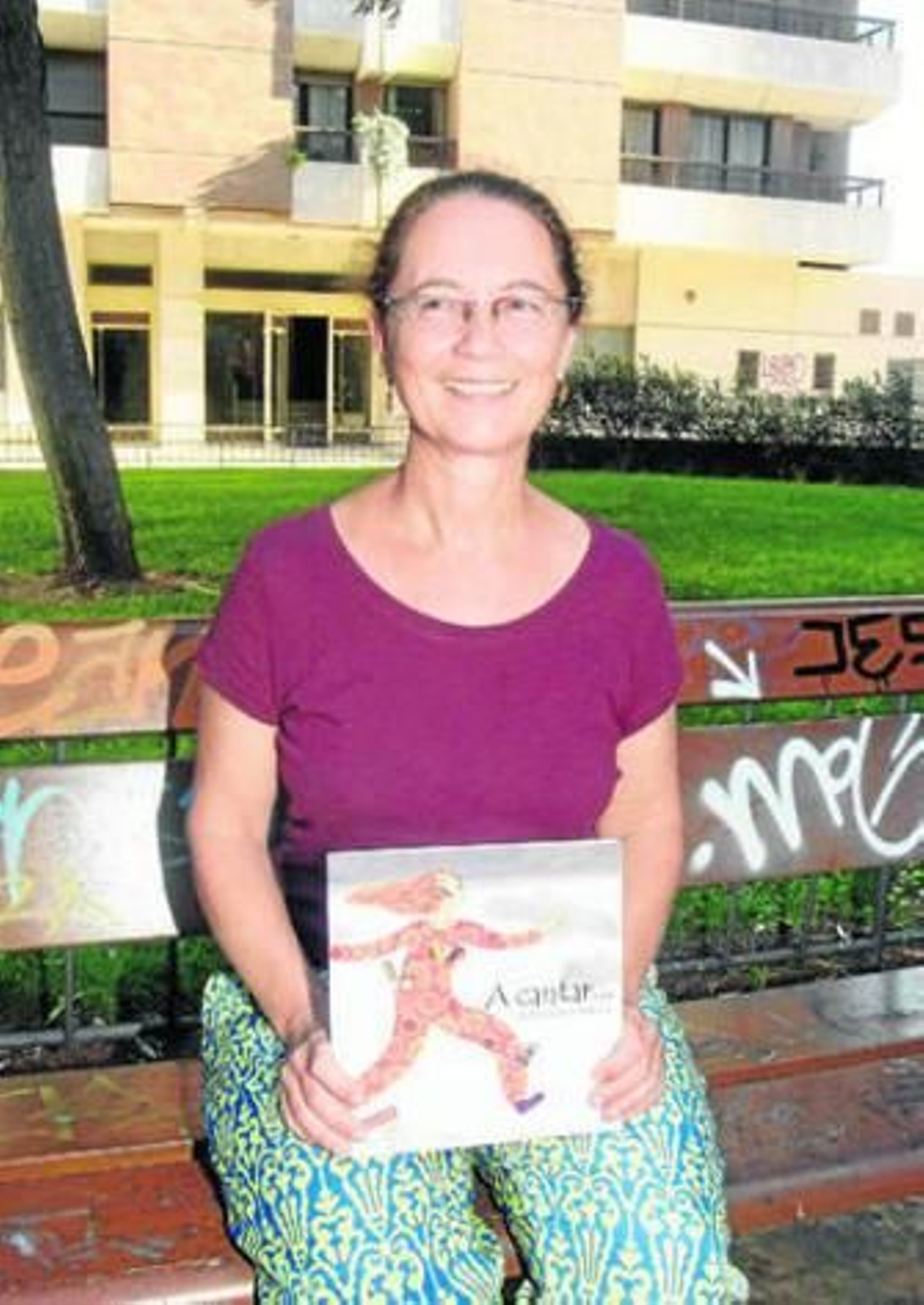 Isabel Casanova Valcázar con la obra, que es una auténtica joya musical en un parque cercano a su casa.